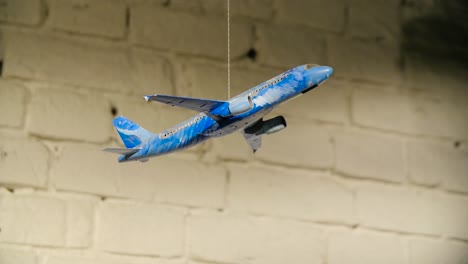 modelo de avión azul colgado