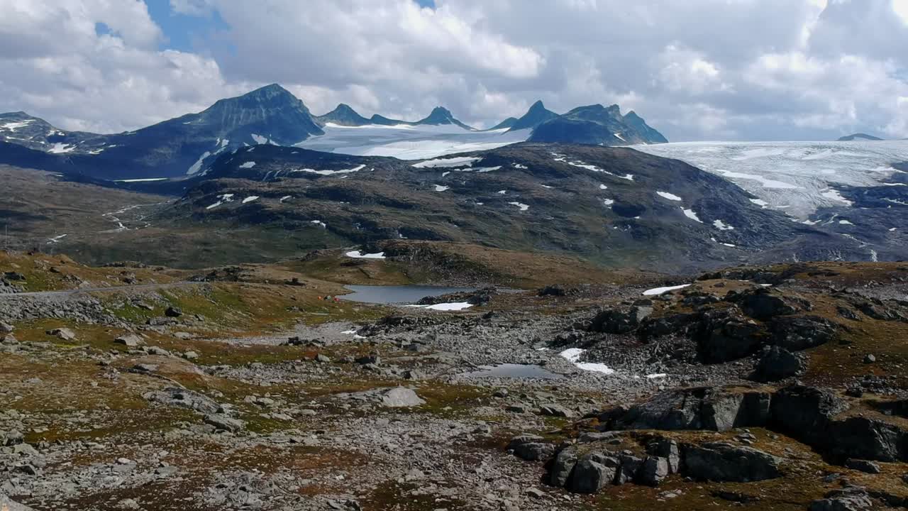 Jäätikkö Norjassa, kuvattuna dronella.