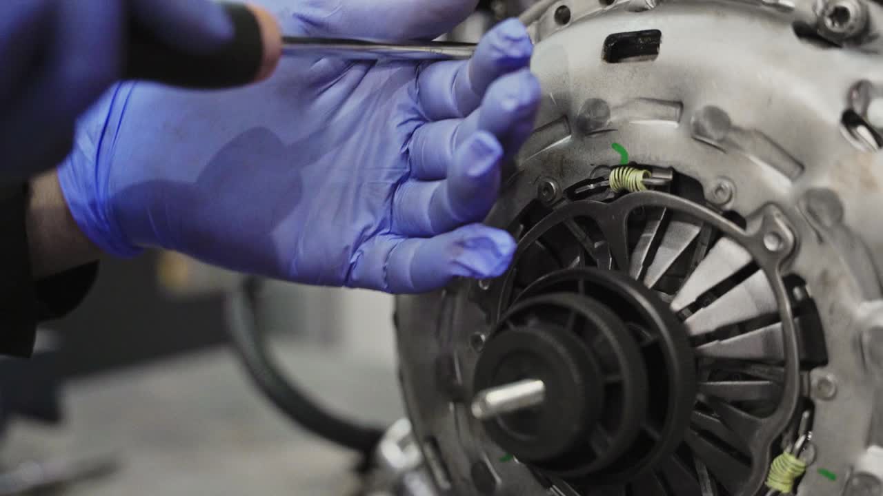 机械修复 发动机开螺旋螺母