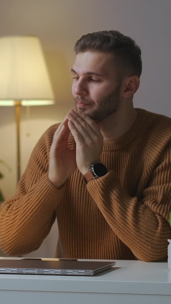 Giovane uomo frustrato chiude il laptop e si copre il viso con disperazione.