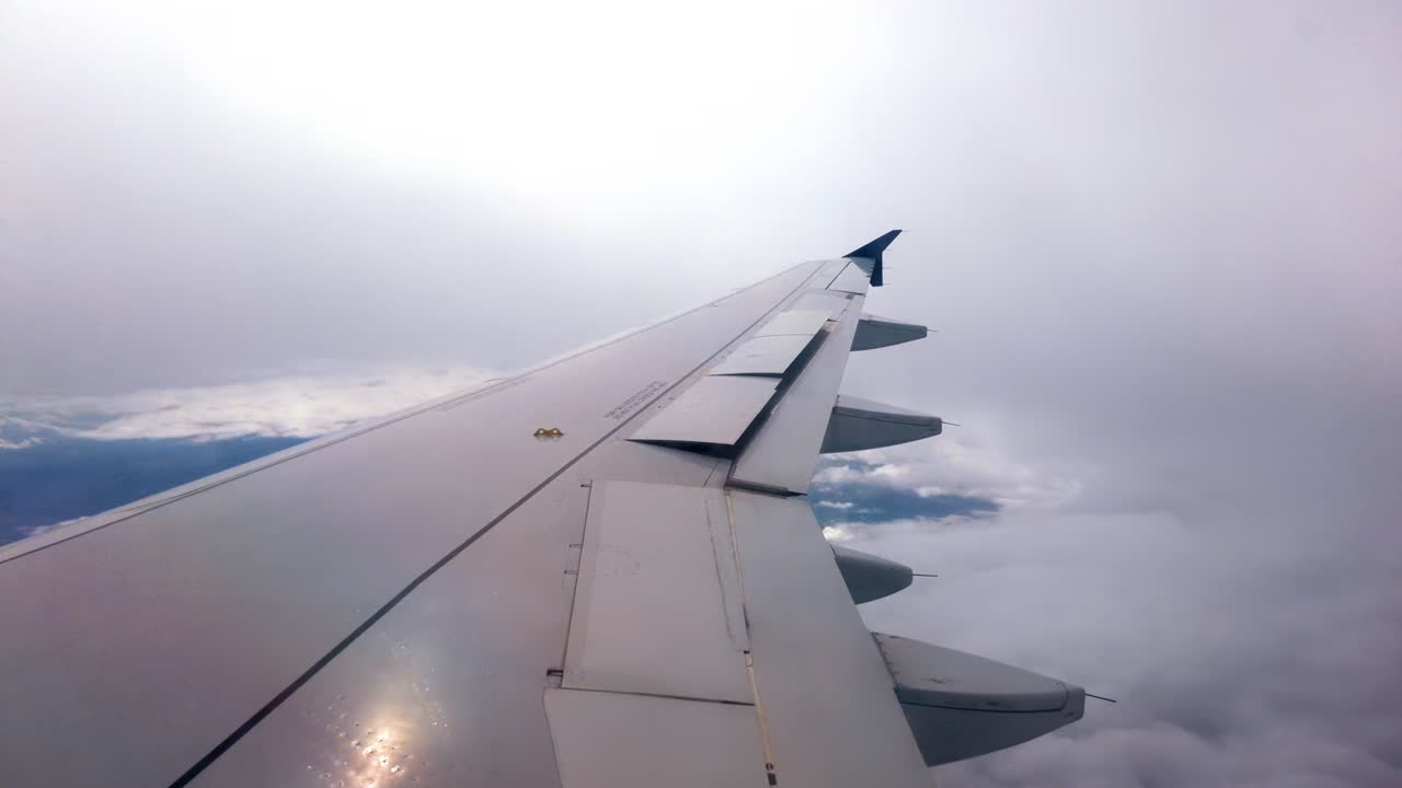 Vista dal finestrino di un aereo dell'ala del velivolo tra le nuvole