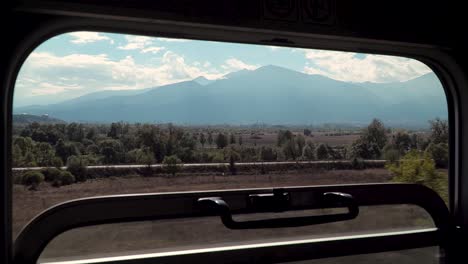 El-Ferrocarril-De-Vía-Estrecha-Ródope-Recorre-El-Valle-De-Razlog-Hasta-Las-Estribaciones-De-La-Montaña-Pirin.