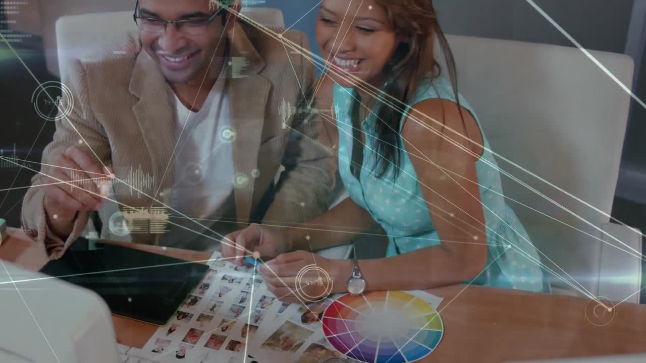 animación del procesamiento de datos sobre diversas personas de negocios hablando