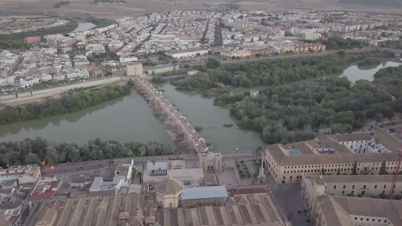 vista aérea de córdoba con puntos de referencia, andalucía, españa