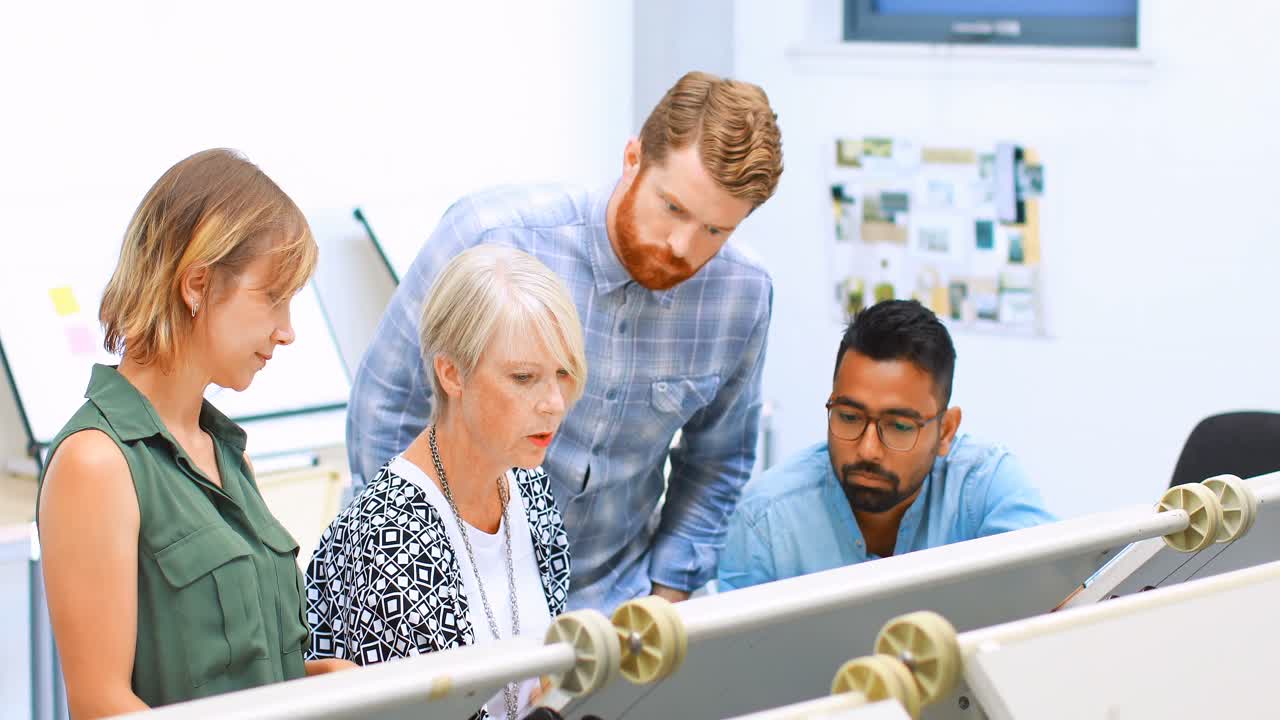 설계 테이블 4k에 대해 논의하는 아키텍처