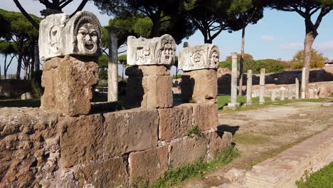 Máscaras-De-Teatro-De-La-Decoración-Del-Anfiteatro-En-Ostia-Antica,-Un-Enorme-Sitio-Arqueológico-Ubicado-En-Roma