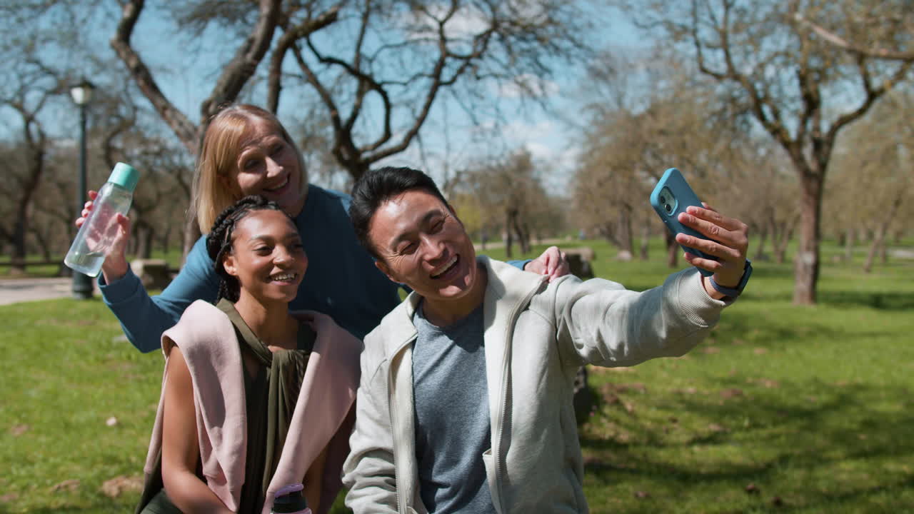 personas tomando selfies después del entrenamiento