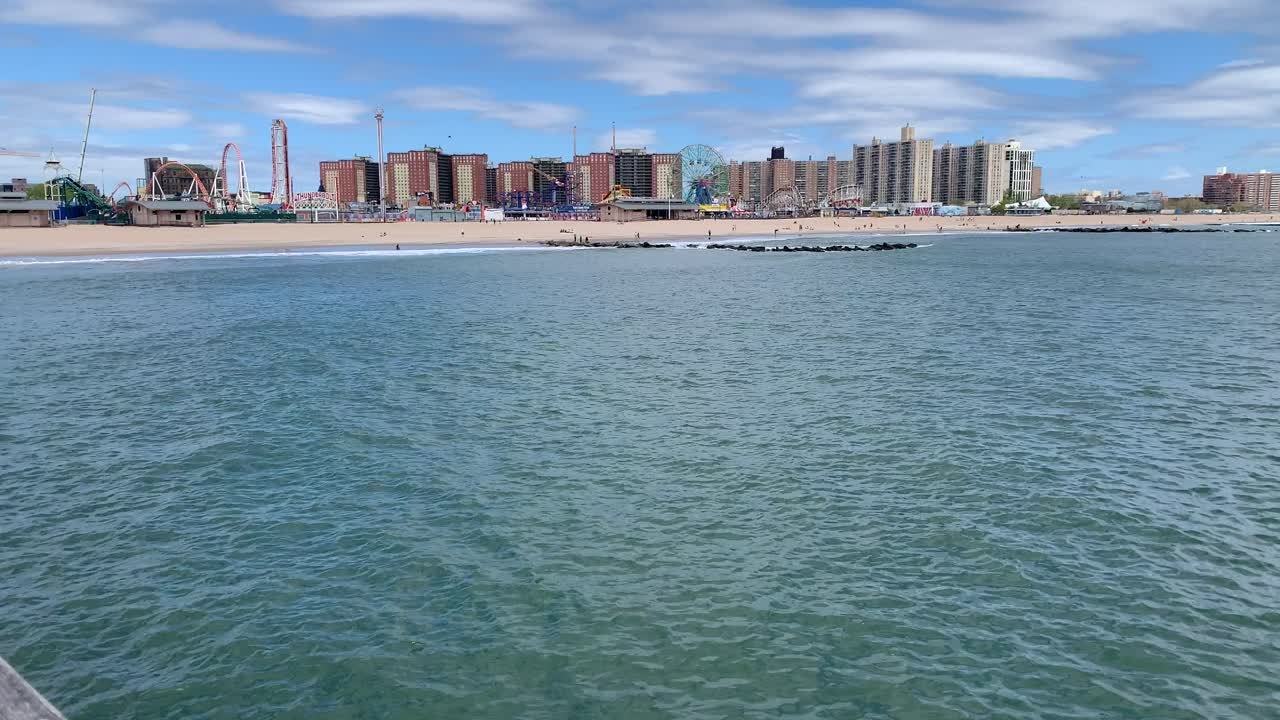 paseo marítimo de coney island en verano