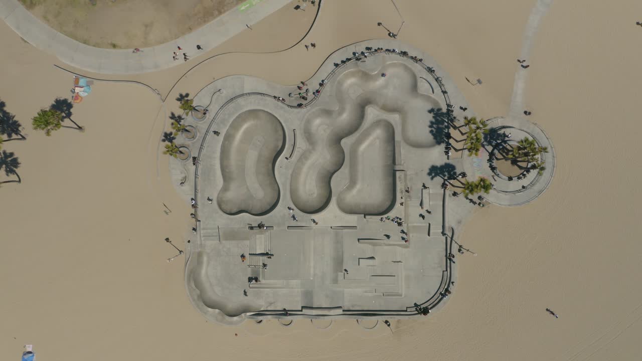 사람들이 스케이트를 타는 동안 캘리포니아 로스앤젤레스의 베니스 스케이트파크에서 드론이 내려옵니다.