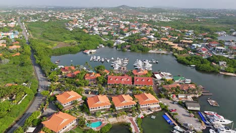 órbita-Aérea-Alrededor-De-Muelles-Y-Casas-De-Barcos-Españoles-Al-Mediodía,-Curacao