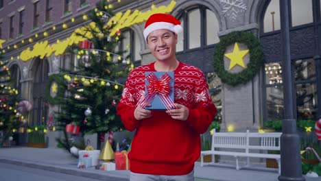hombre con regalo de navidad en la ciudad