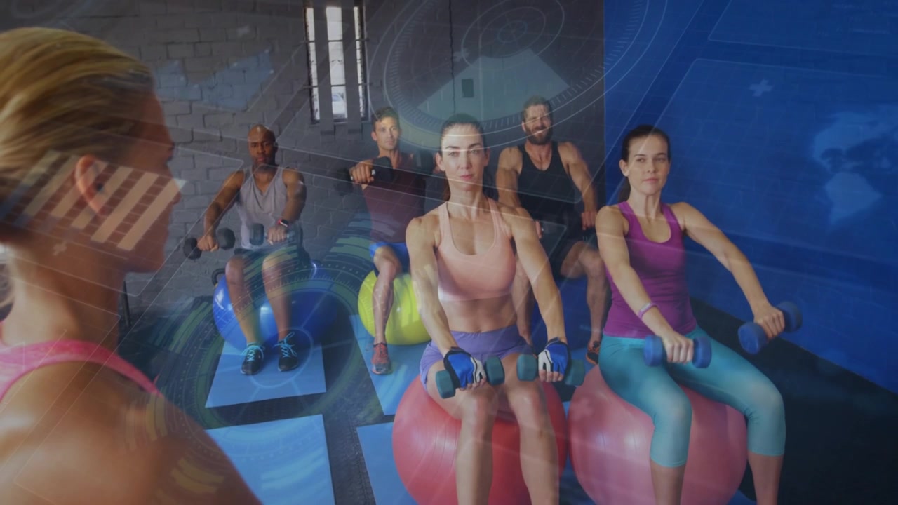 Gruppo di persone che si allenano con manubri e fitball in una palestra con sovrapposizione digitale.