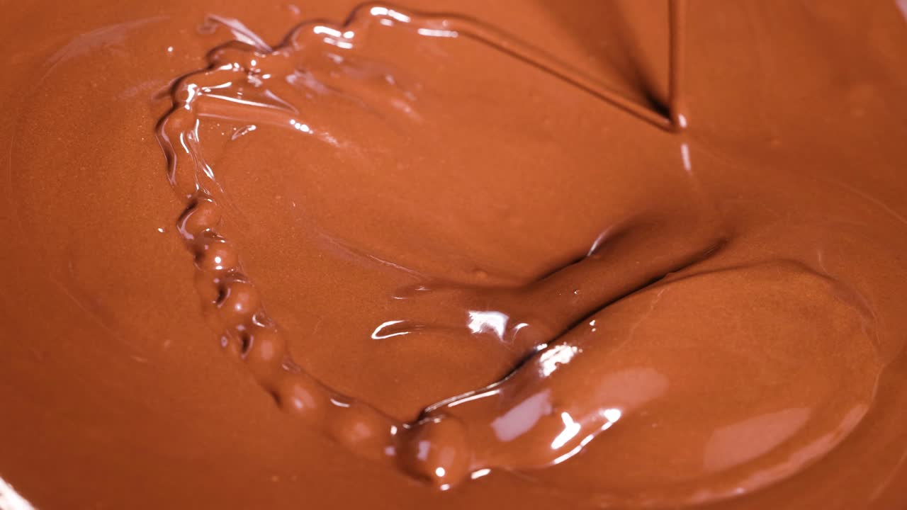 el chocolate liso se agita y se vierte