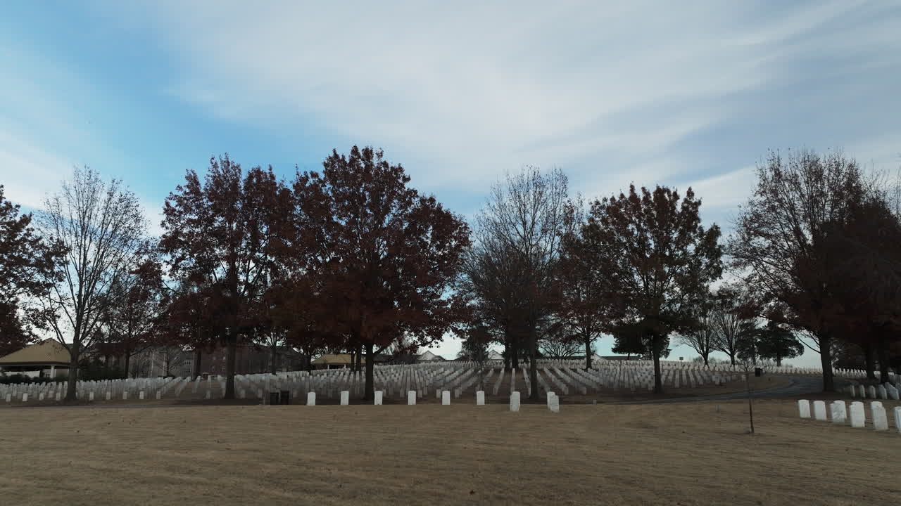 национальное кладбище файеттвилля устанавливает выстрел, многие надгробные могилы, скользящие