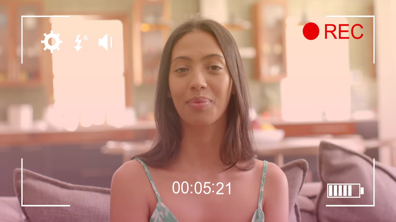 거실의 소파에 앉아있는 여성에 대한 인터페이스 애니메이션을 녹음합니다.