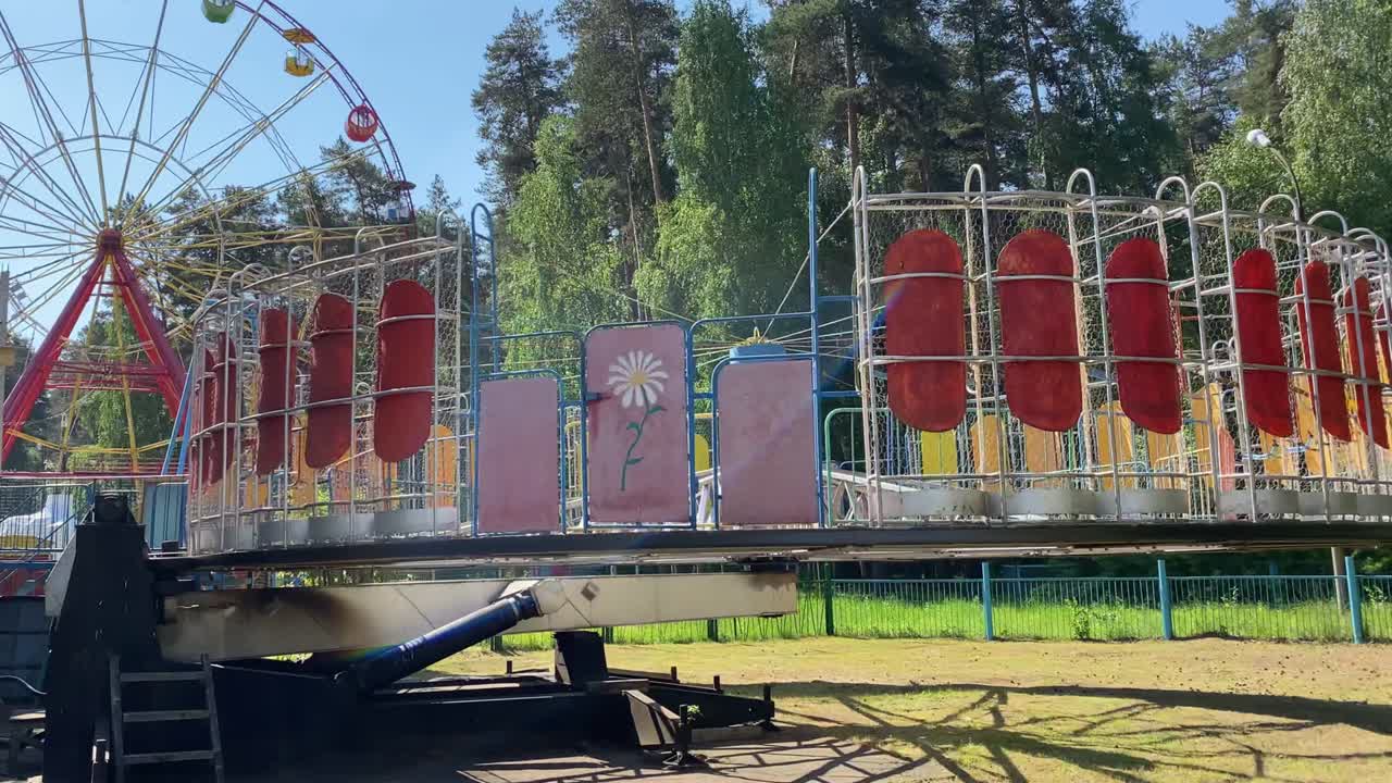 カルーセル アンターテインメントパーク   昔ながらのレクリエーションエリア 夏のハッピーデー