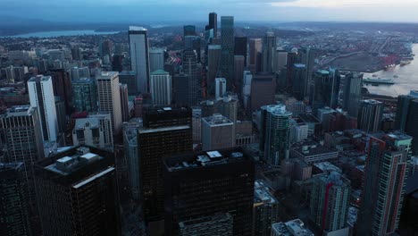 vista aérea inclinándose desde las esferas amazónicas hasta el horizonte de seattle con nubes en el fondo