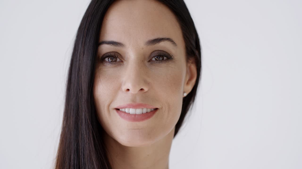 una joven hermosa con una hermosa sonrisa.