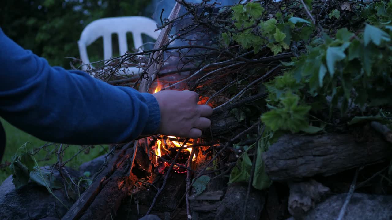 사람의 손은 불에 가지를 붙여서 불을 피운다. 시골의 토지에서