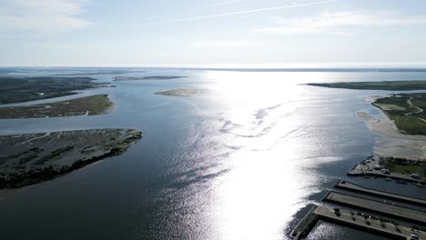 Weitläufige-Luftaufnahme-Von-Cais-Do-Bico,-Schimmernden-Gewässern-In-Murtosa,-Aveiro,-Portugal