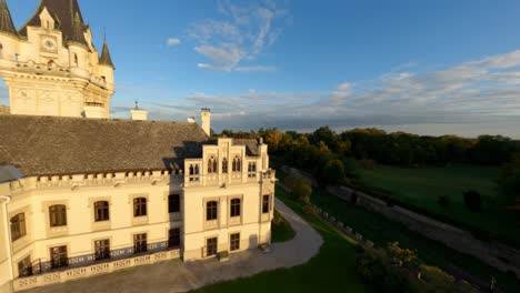 toma dinámica de gran angular fpv del castillo de grafenegg con iluminación nocturna pictórica