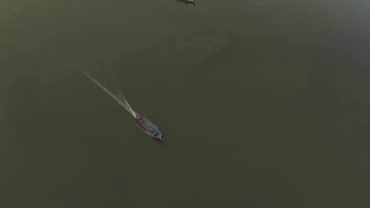 небольшая рыбацкая лодка на реке дульсе в гватемале, воздушная