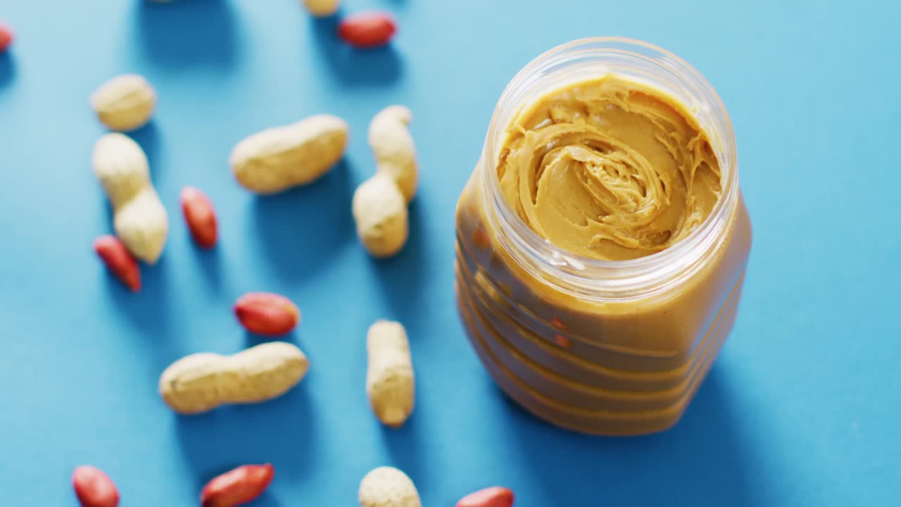 video de primer plano de mantequilla de maní sobre un fondo azul