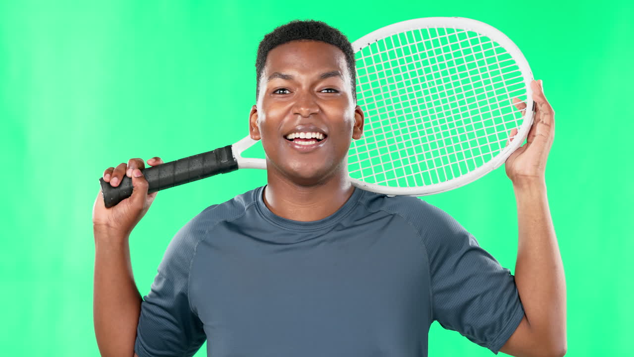Volto, tennis e uomo di colore divertente in studio