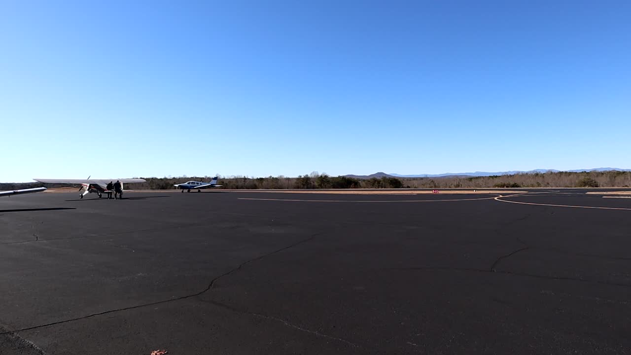 asfalto en el aeropuerto del condado de pickens con aviones privados