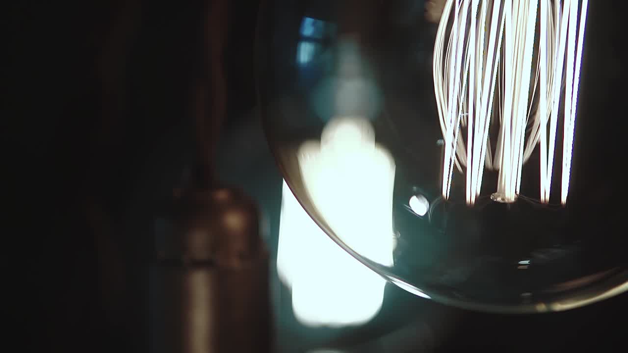 어두운 방에 아름다운 작은 반 ⁇ 이는 램프의 세트 램프는 클로즈업 2를 흔들고 있습니다