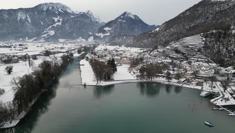 walensee, suiza, ciudad de invierno alpina con un entorno irreal