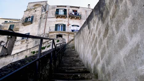 matera, hay escaleras empinadas subiendo