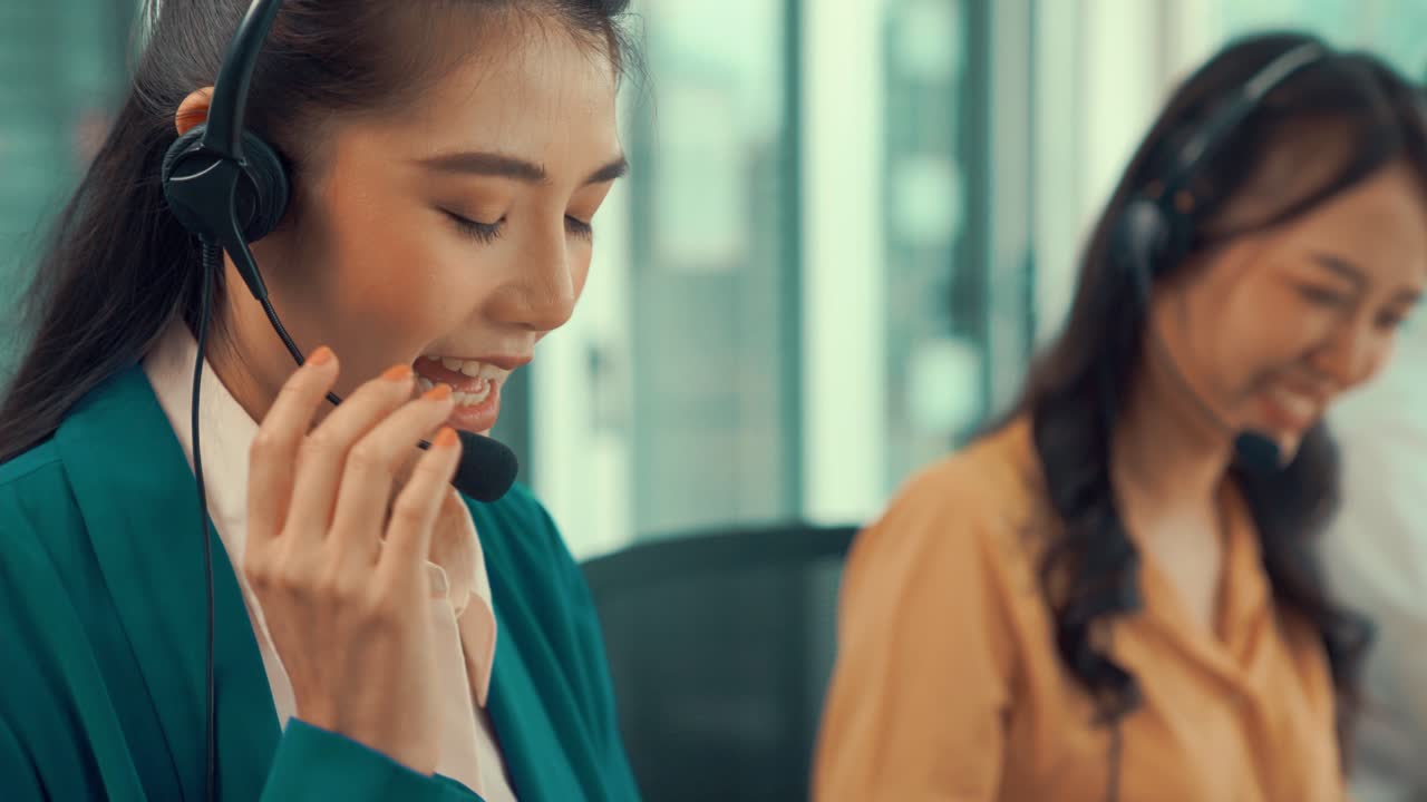 헤드 ⁇  을 착용 한 사업가 들 이 사무실 에서 활발 히 일 하고 있다