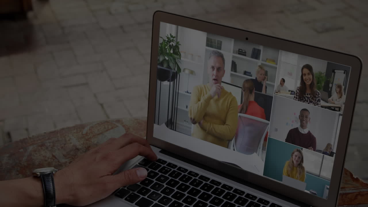 Animazione di forme su un uomo d'affari caucasico che fa una videochiamata con i colleghi tramite laptop.
