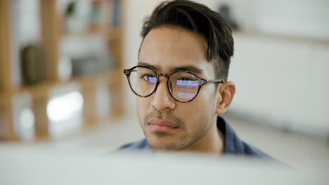 hombre trabajando en la computadora