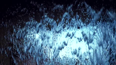 video en bucle de fuerte lluvia en la ventana en 4k