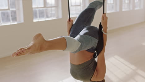 Mujer-De-Yoga-Aérea-En-Forma-Practicando-Posturas-Usando-Una-Hamaca-Disfrutando-Del-Estilo-De-Vida-Físico-Haciendo-Ejercicio-En-El-Estudio-De-Entrenamiento-De-Meditación-Al-Amanecer.