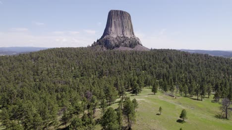 A-drone-shot-of-Devils-Tower,-a-massive,-monolithic,-volcanic-stout-tower,-or-butte,-located-in-the-Black-Hills-region-of-Wyoming