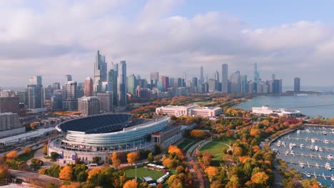 campo de soldados de chicago con colores de otoño y el horizonte de la ciudad