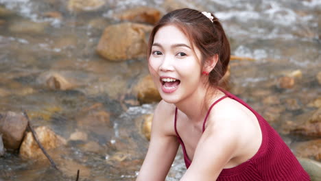 미녀는 여름 방학 시간에 강에서 물이 튀는 놀이로 편안하고 쾌활합니다.