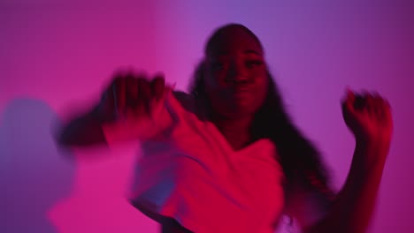 fotografía de estudio de una joven bailarina bailando contra un fondo iluminado de azul y rosa 8