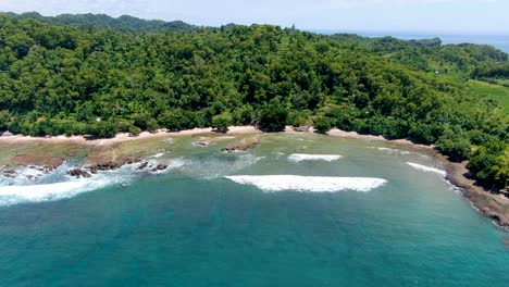 Paisaje-Marino-Tropical-Aéreo,-Rocas-De-Coral-De-La-Playa-De-Wediombo-En-Indonesia