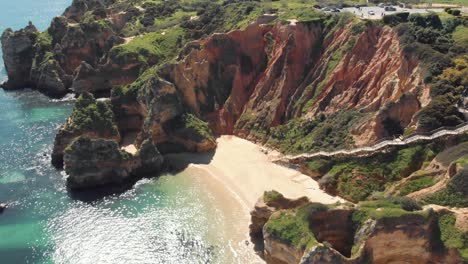 Escalera-Empinada-Que-Va-Cuesta-Abajo-Accediendo-A-La-Playa-De-Camilo,-Lagos,-Algarve-Portugal---Toma-Panorámica-Amplia-Aérea