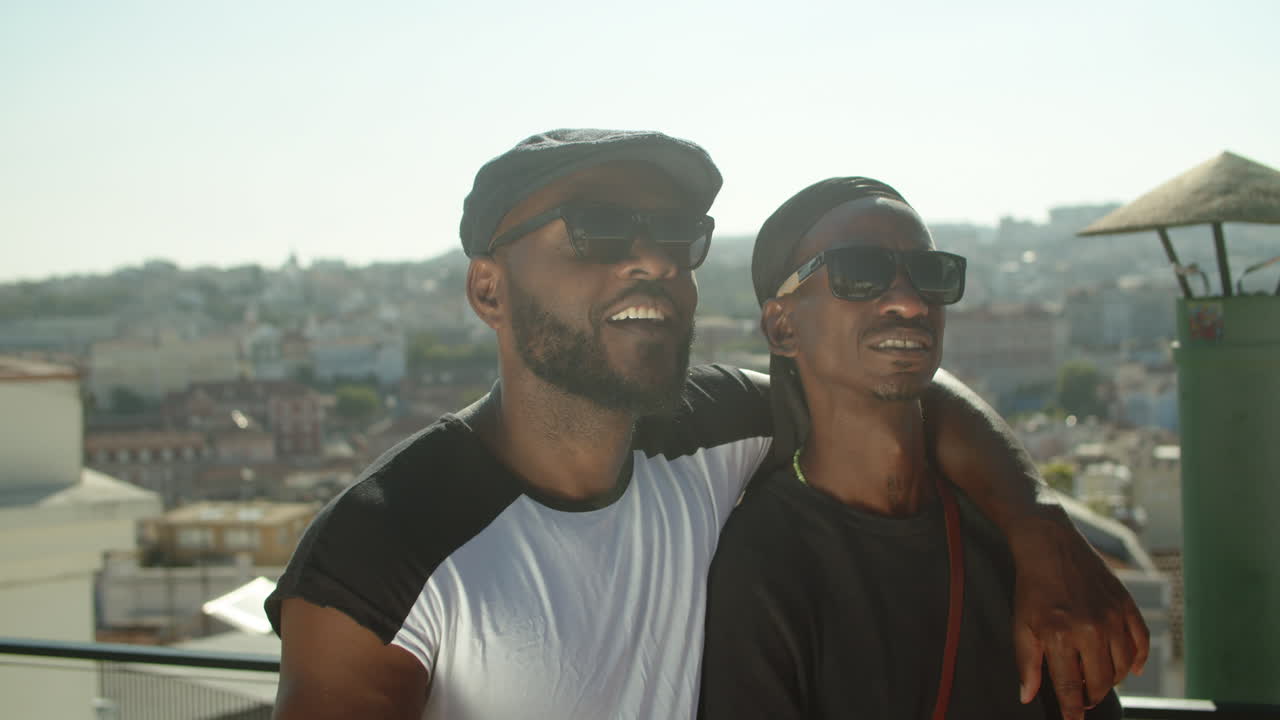 幸せなひげを生やしたゲイの話と美しい建物を見て