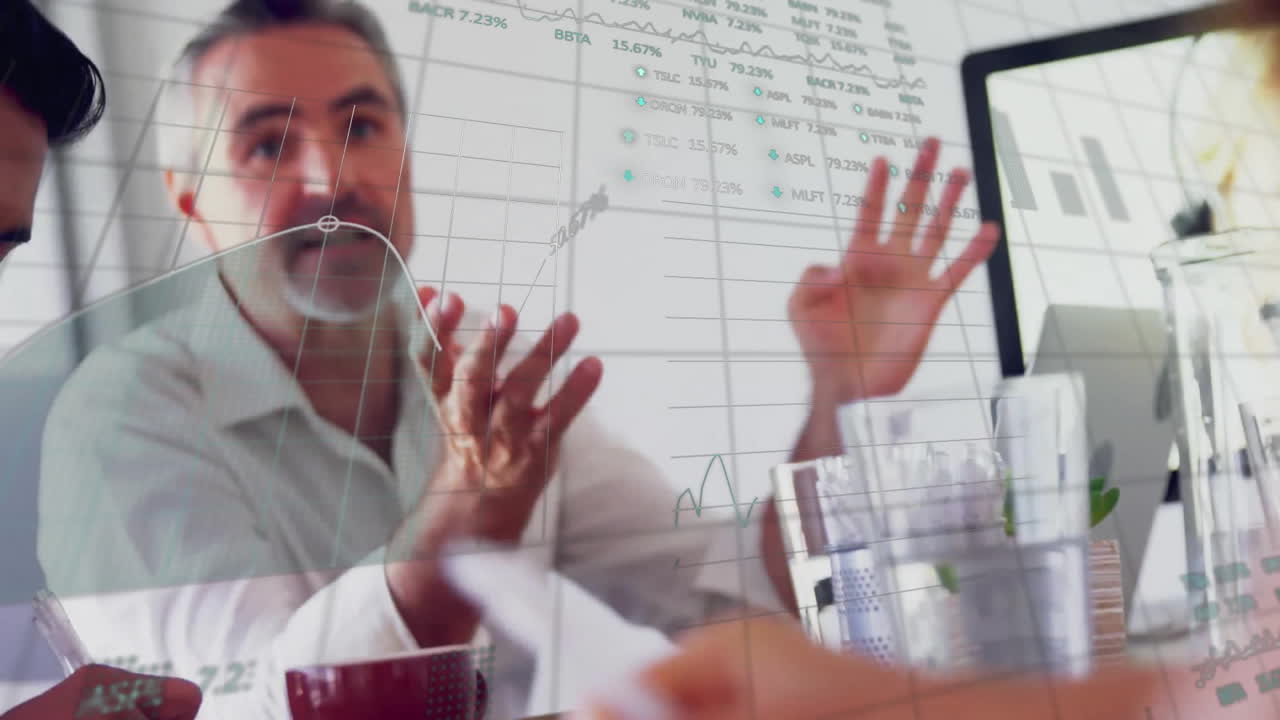 사무실에서 다양한 사업가들에 대한 금융 데이터 처리의 활성화