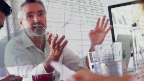 animación del procesamiento de datos financieros sobre diversas personas de negocios en la oficina