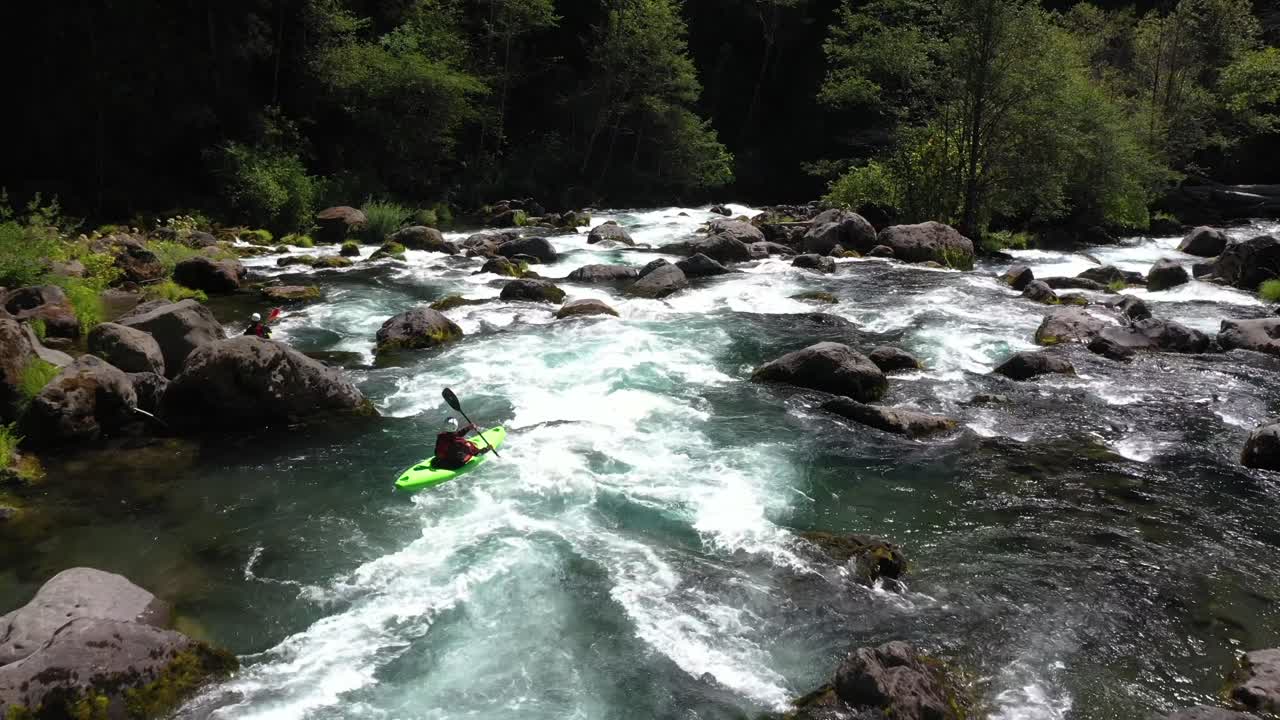 vista aérea de kayakista de aguas bravas corriendo rápidos de clase iv en la sección mill creek del río rogue en el sur de oregon