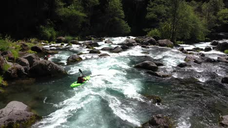 Luftaufnahme-Eines-Wildwasser-Kajakfahrers,-Der-Stromschnellen-Der-Klasse-IV-Auf-Dem-Mill-Creek-Abschnitt-Des-Rogue-River-Im-Süden-Von-Oregon-Durchläuft