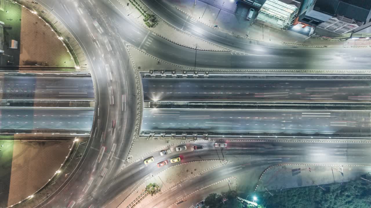 lapso de tiempo: vista aérea superior de la carretera por la noche.