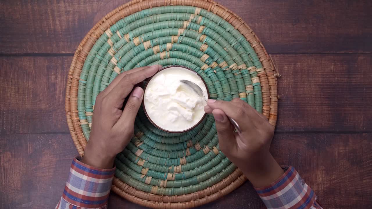 persona que come yogur